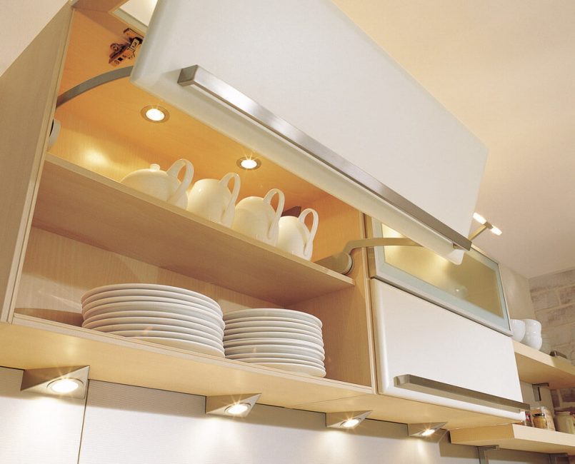 Iluminação similar serve como decoração da cozinha.