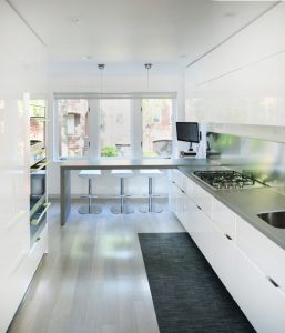 Como fazer uma cozinha estreita e longa: nuances e truques para um pequeno interior (mais de 175 fotos)