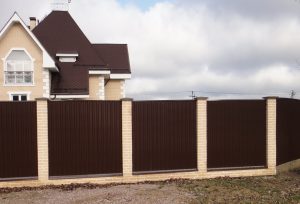 Fazendo cercas de piso ondulado para uma casa particular: 135 + (Foto) Belas cercas com as próprias mãos