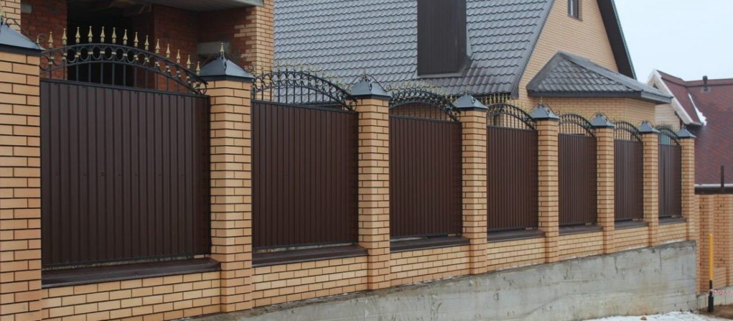A cerca pode ser decorada com metal forjado.