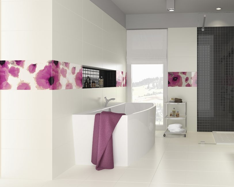 Casa de banho com decoração floral colorida
