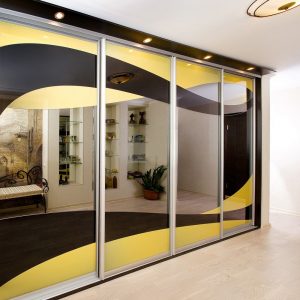 Portas com Espelho: entrada + 125 (foto) e interior no interior (plástico, metal, madeira, coupé)