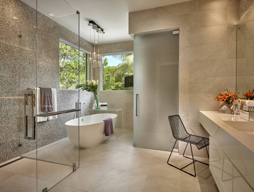 Casa de banho elegante para uma casa de campo