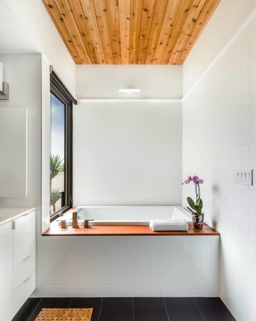 Bela casa de banho em cores brilhantes