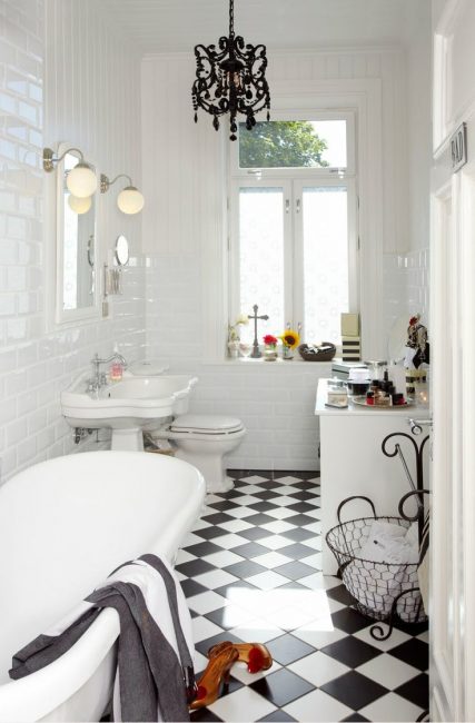 Quarto pequeno e acolhedor em tons brancos.