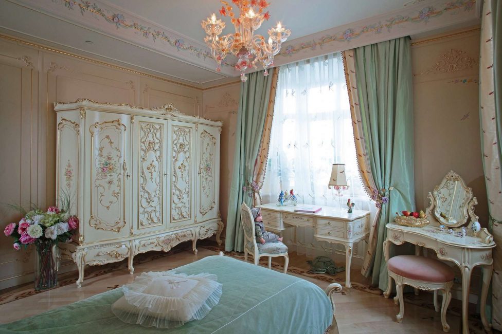 Decoração de teto de um enorme e belo lustre