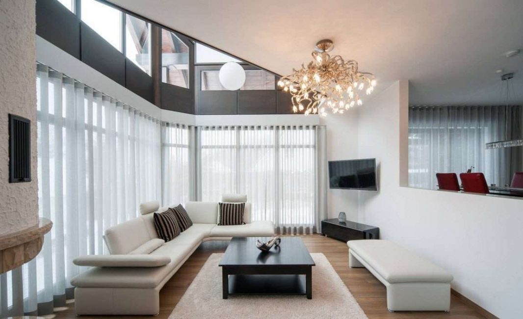 Pequenos candelabros não devem ser colocados na grande sala de estar.