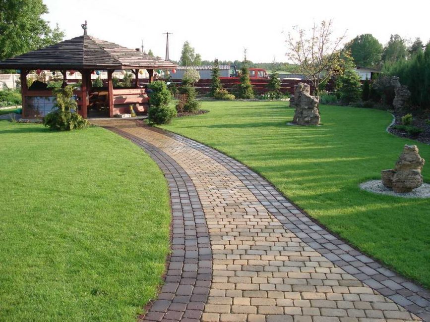 Passagem de pedra de pavimentação no jardim