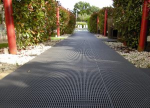 Como é bonito fazer caminhos de jardins com as próprias mãos a baixo custo? Mais de 180 fotos de opções suburbanas de diferentes materiais (telhas, plástico, borracha)