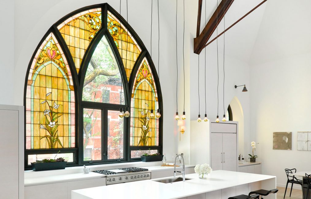 Padrões de vitrais em superfícies transparentes
