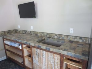 Countertop tiles - การออกแบบดั้งเดิมของพื้นผิวการทำงาน ตัวเลือก 195+ (ภาพถ่าย) สำหรับห้องครัวและห้องน้ำ