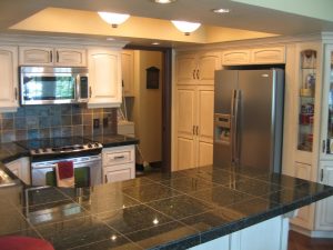 Countertop tiles - การออกแบบดั้งเดิมของพื้นผิวการทำงาน ตัวเลือก 195+ (ภาพถ่าย) สำหรับห้องครัวและห้องน้ำ