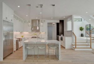 Decoração de interiores de uma grande cozinha moderna: 200 + (foto) idéias de design (cortinas, papel de parede, balcão de bar)