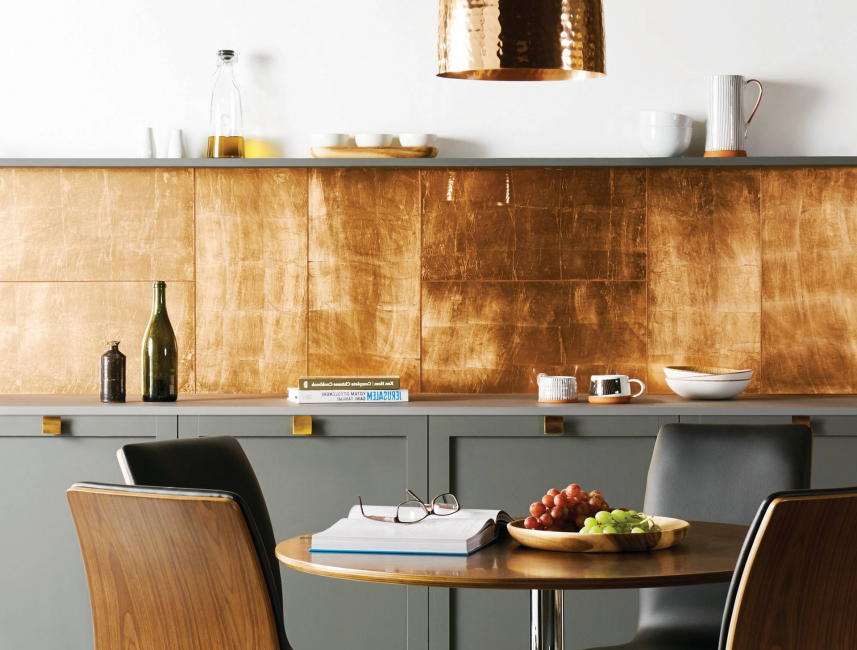 Banho, pia e canos de cobre - uma homenagem ao estilo retro no interior