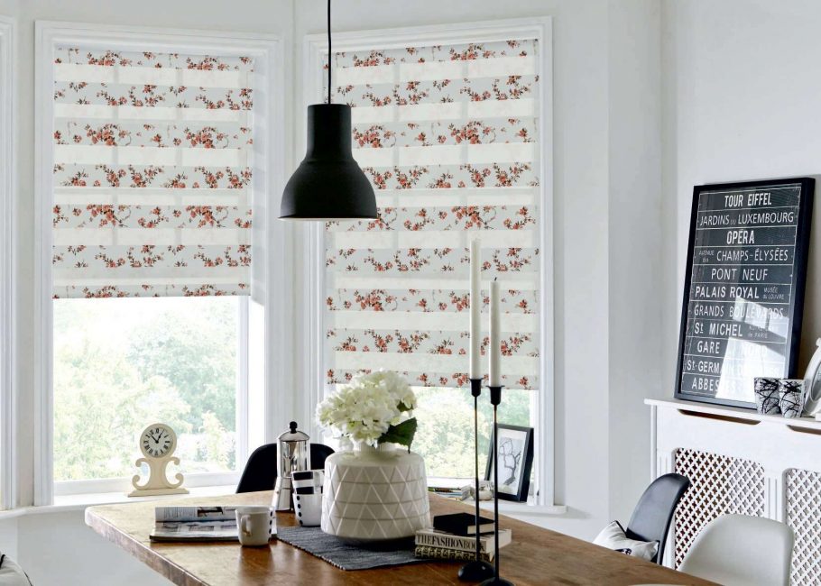A opção de mini cortinas para um peitoril completo