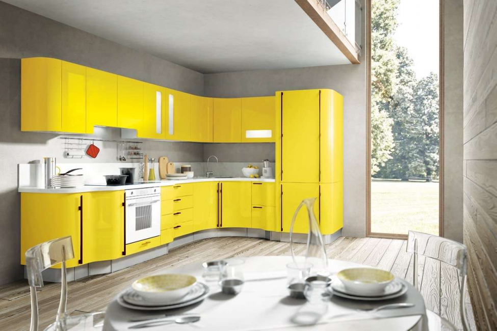Os elementos amarelos parecem elegantes nesta cozinha