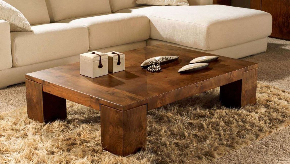 Interior com uma mesa de café feita de madeira