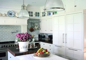 Interior da cozinha com um nicho: Nós decoramos o espaço da cozinha corretamente (na parede, sob a janela, no canto)