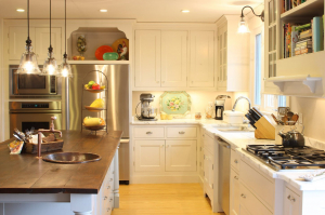 Interior da cozinha com um nicho: Nós decoramos o espaço da cozinha corretamente (na parede, sob a janela, no canto)