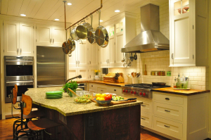 Interior da cozinha com um nicho: Nós decoramos o espaço da cozinha corretamente (na parede, sob a janela, no canto)