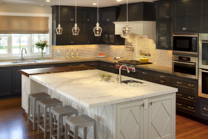 Interior da cozinha com um nicho: Nós decoramos o espaço da cozinha corretamente (na parede, sob a janela, no canto)