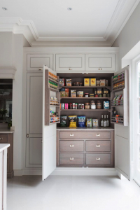 Interior da cozinha com um nicho: Nós decoramos o espaço da cozinha corretamente (na parede, sob a janela, no canto)