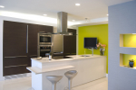 Interior da cozinha com um nicho: Nós decoramos o espaço da cozinha corretamente (na parede, sob a janela, no canto)