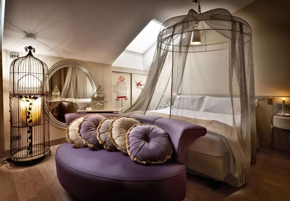 Opção cama com um dossel transparente