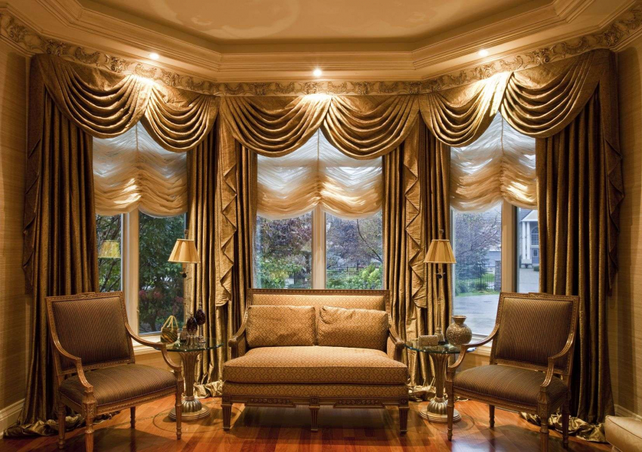 Cortinas de brocado com lambrequim
