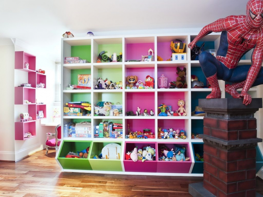 No berçário, esse mobiliário é usado para zonear ou armazenar brinquedos infantis.
