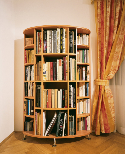 Rack para livros é recomendado para ser colocado na sala de estar, quarto ou corredor.