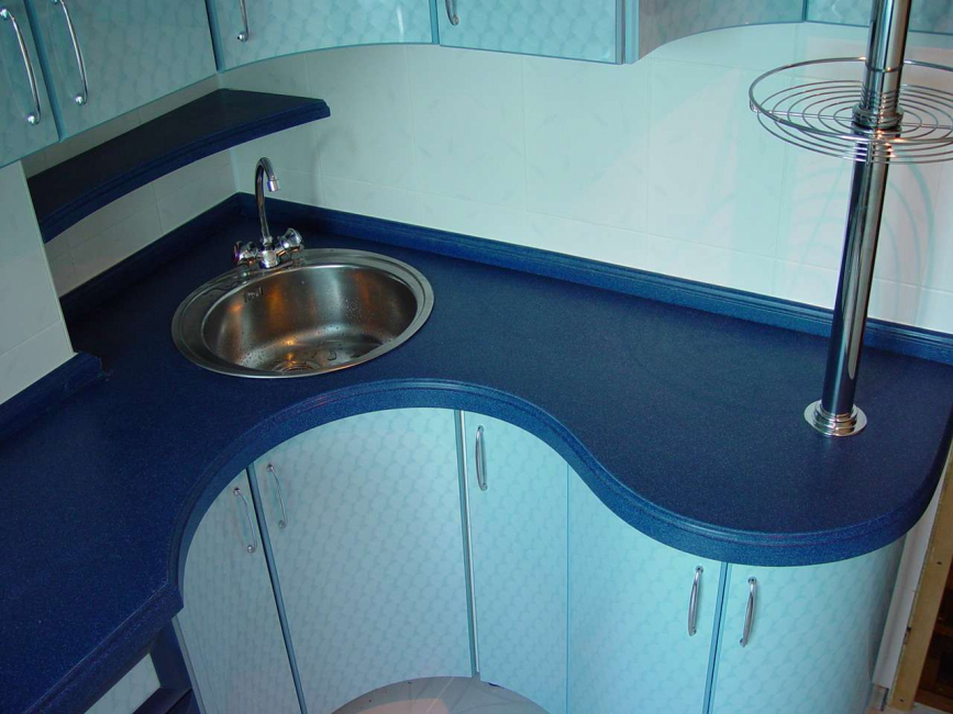 Interior da cozinha com um nicho: Nós decoramos o espaço da cozinha corretamente (na parede, sob a janela, no canto)