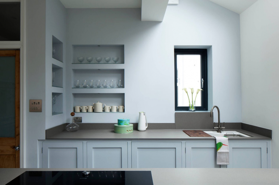 Interior da cozinha com um nicho: Nós decoramos o espaço da cozinha corretamente (na parede, sob a janela, no canto)