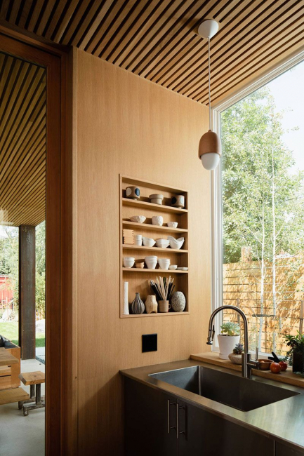 Interior da cozinha com um nicho: Nós decoramos o espaço da cozinha corretamente (na parede, sob a janela, no canto)