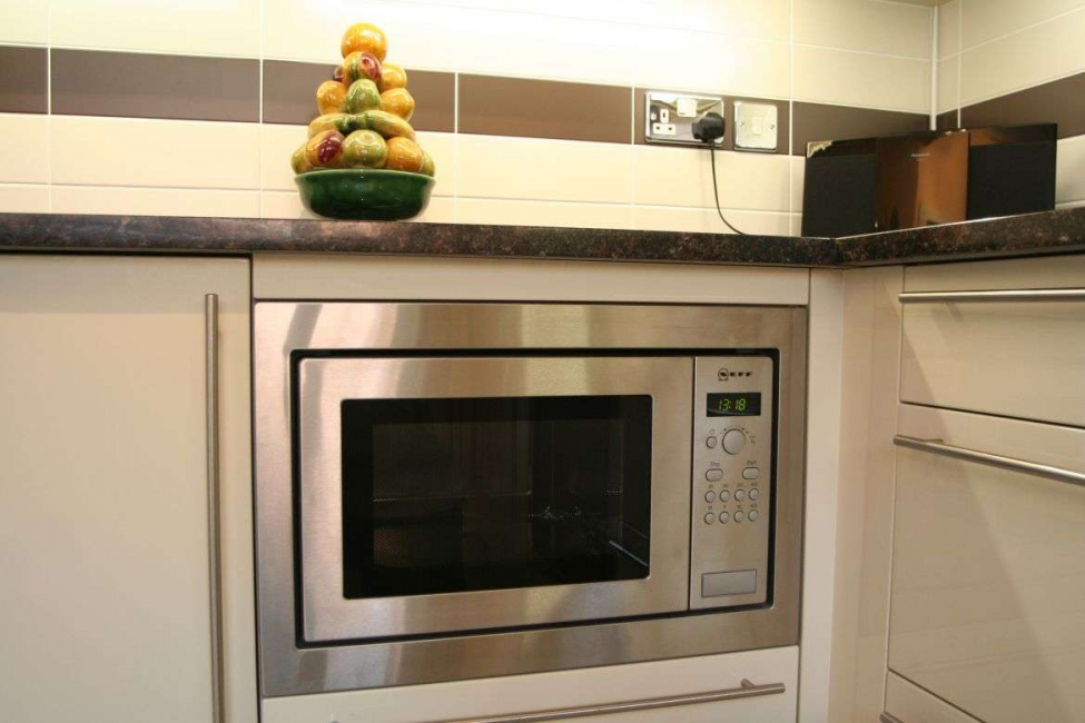 Interior da cozinha com um nicho: Nós decoramos o espaço da cozinha corretamente (na parede, sob a janela, no canto)