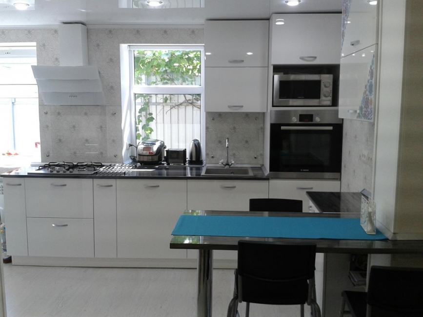 Interior da cozinha com um nicho: Nós decoramos o espaço da cozinha corretamente (na parede, sob a janela, no canto)