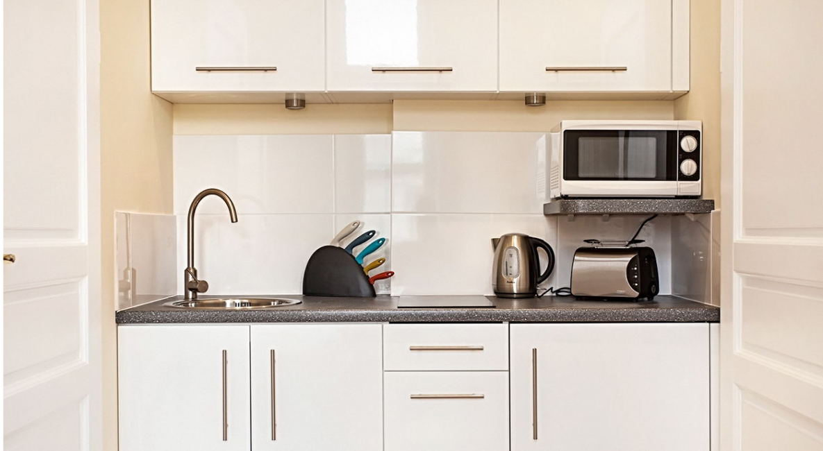 Interior da cozinha com um nicho: Nós decoramos o espaço da cozinha corretamente (na parede, sob a janela, no canto)
