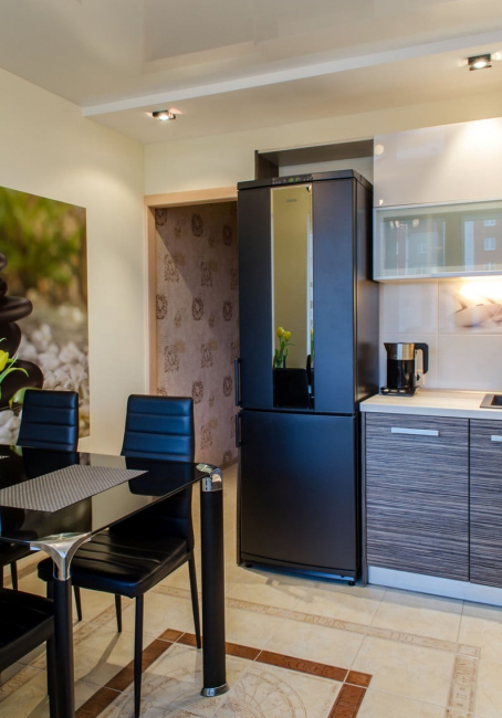 Interior da cozinha com um nicho: Nós decoramos o espaço da cozinha corretamente (na parede, sob a janela, no canto)