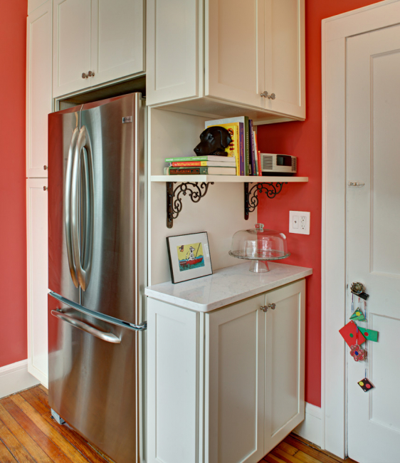Interior da cozinha com um nicho: Nós decoramos o espaço da cozinha corretamente (na parede, sob a janela, no canto)