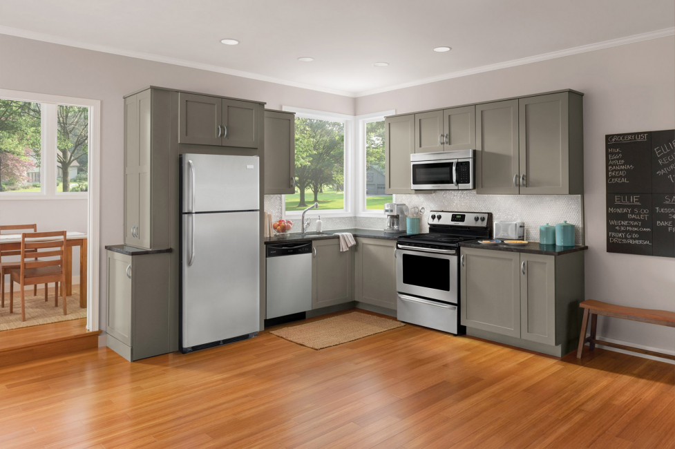 Interior da cozinha com um nicho: Nós decoramos o espaço da cozinha corretamente (na parede, sob a janela, no canto)