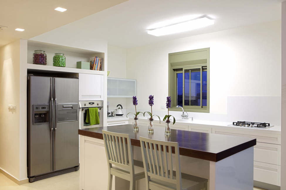 Interior da cozinha com um nicho: Nós decoramos o espaço da cozinha corretamente (na parede, sob a janela, no canto)