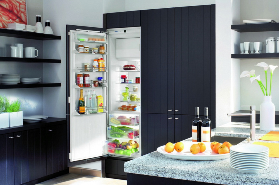 Interior da cozinha com um nicho: Nós decoramos o espaço da cozinha corretamente (na parede, sob a janela, no canto)