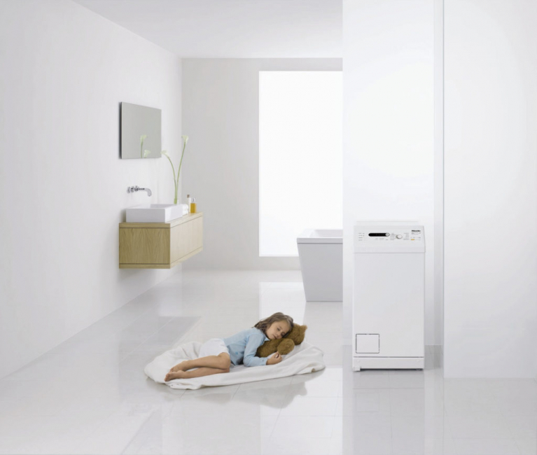 Máquina de lavar roupa perfeita quando não há muito espaço