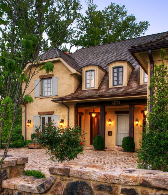 Aconchegante casa de estilo francês