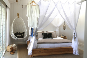 Design de cama de luxo com um dossel para o conforto romântico. 160+ (Fotos) para quartos para adultos e crianças (+ Avaliações)