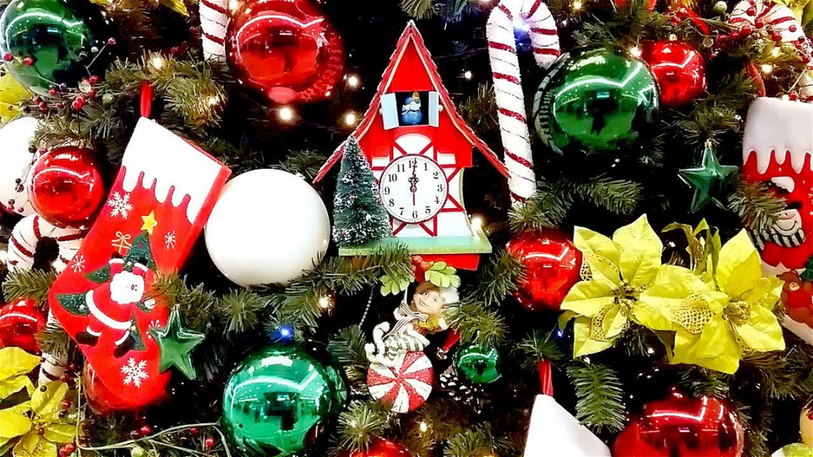 Adicionar humor e alegria para as crianças decorando a árvore de Natal