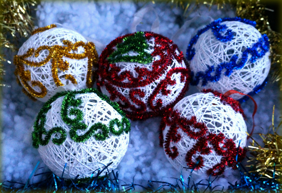 Dê aos seus entes queridos bolas de Natal dos fios