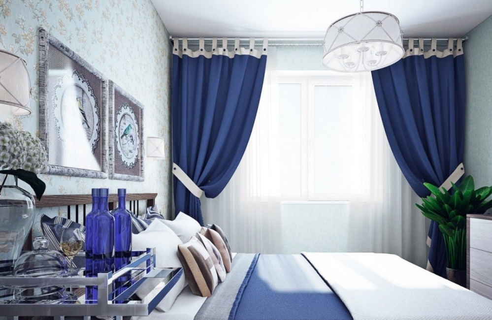 Cortinas azuis escuras trazem um pouco de frescor para o quarto.