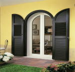 Exemplos de sucesso da transformação da fachada da casa com a ajuda de persianas para janelas (madeira, metal, plástico). Tornar simples e bonito (+ Avaliações)