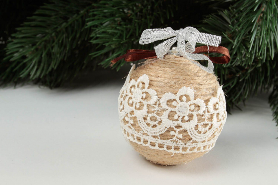 Bola de Natal de fio com renda